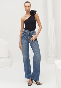 Vista a modernidade com estilo e conforto! Nossa calça jeans de modelagem relaxed, cheia de personalidade, traz o toque contemporâneo que você precisa no seu dia a dia. Detalhes em strass na frente adicionam um brilho sofisticado. Combine com blusa ombro só para um look minimalista e elegante.