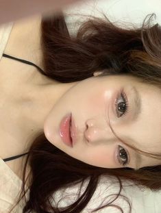 Natural Glowy Makeup Asian, Natural Douyin, Makeup Ideas Asian, Tut Makeup, Glass Skin Makeup, Glowy Skin Makeup, Korean Natural Makeup, Soft Eye Makeup