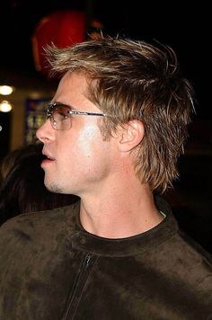 Brad Pitt Short Hair, Brad Pitt Haircut, Brad Pitt Style, Brad Pitt Hair, 90s Haircuts, Mens Haircuts Short Hair, Mullet Haircut, Hairstyles With Glasses, Spiky Hair