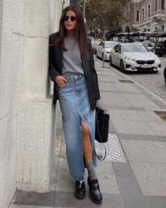 What To Wear With Jean Skirt [2024]: 70+ Trendy Denim Skirt Outfit Ideas To Style The Trend Denim Skirt Outfit Ideas, Denim Skirt Outfit, Skirt Outfit Ideas, Denim Shorts Outfit, Fest Outfits, Maxi Skirt Outfits