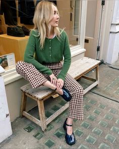 Office Cute Outfit, Gingham Pants Outfit Work, Teacher Aesthetic Female Outfit, Casual Work Outfits Autumn, 90s Women’s Fashion, Fun Office Outfits Business Casual, Preppy Chic Aesthetic, Miriam Maisel Outfits, Doc Martens Mary Janes Outfit Work