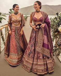 Traditional Blouse Designs Weddings, Lehenga Look, Gold Blouse Designs, Photography Decoration, Mehendi Outfits, Wedding Lehenga Designs, Wedding Needs