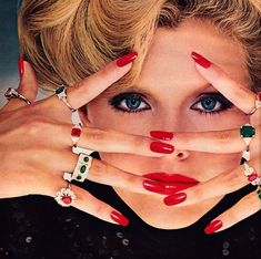 80s Jewelry Trends Throwback: Pick Your Style - Vinty Jewelry 1980s Makeup, The 80s Fashion, Jelly Bracelets, Oversized Hoop Earrings, 90s Jewelry, Female Hands, Fashion 1980s