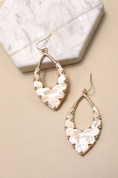 A beautiful sets of mother of pearl shell looking with gold filigree backing on oval shape earrings. Scaled for daily wear and surprisingly lightweight, these one-of-a-kind earrings. This will look great with your shorts or puff hem dresses.DIMENSION length: 2"width: 1" earring back: Postmetal finish: Matte Gold Platingproduct: Lead & Nickel Compliantanti-tarnish: Double E-coating Oval Earrings, Shell Design, Sunglass Chain, Chic Earrings, Oval Earring, Gold Filigree, Accessories Jewelry Necklace, Huggie Hoop Earrings, Steel Necklace