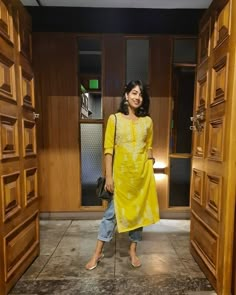 Yellow Chikankari Kurta Styling, Office Kurta Look, Daily Indian Outfits, Yellow Chikankari Kurta With Jeans, Chikankari With Jeans, Desi Office Outfit, Chicken Curry Kurti Design, How To Style Chikankari Kurta With Jeans, Indian Everyday Outfit