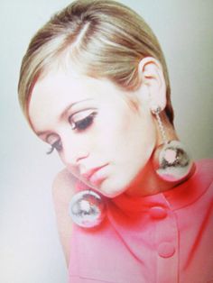 Twiggy Model, Twiggy Makeup, Globe Earrings, Fashion Decades, Androgynous Look, Glitter Ball