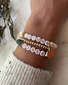 This is such a cute bracelet set to wear during the season of Autumn! Cozy, cool days and pumpkins are the true essence of the Fall season! Pumpkin Bracelet, Heishi Bead Bracelet, Christmas Jewelry Diy, Fall Bead, Bracelet Stand, Autumn Bracelet, Preppy Jewelry, Cute Bracelet, Bracelets Design