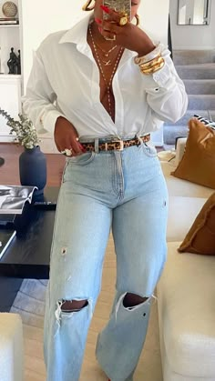 Flare Pants Jeans Outfit, White Button Down And Jeans Outfit, Bottom Down Shirt Outfits, Fitted Button Up Shirt Outfit, Outfit For Short Hair, White Tee And Jeans Outfit, All Denim Outfits For Women, Button Up With Jeans, White Button Down Shirt Outfit