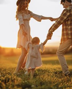 Family Of 3 Field Photoshoot, Boho Family Of 3 Photoshoot, Horse Family Pictures, Family Photo Without Faces, Fall Photos Mom And Son, End Of Summer Photoshoot Family, Romantic Family Photos, Park Photoshoot Family, Front Yard Family Photoshoot