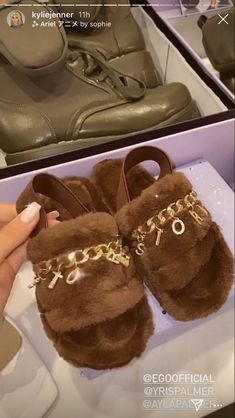 Instagram Kylie Jenner, Kylie Jenner Blonde, Kylie Travis, Look Kylie Jenner, Trendy Slippers, Trajes Kylie Jenner, Rich Women Lifestyle, Fluffy Shoes