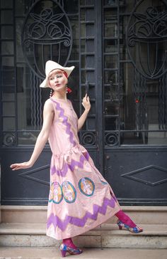 This handmade, hand-painted dress is crafted from soft, breathable cotton, inspired by the elegant 1920s robe de style. Featuring a flattering drop waist and full skirt, it combines vintage charm with modern comfort. Delicate brushwork and vibrant, unique designs make this dress a unique piece. Made in a single, original copy, it's perfect for those who appreciate timeless fashion and artisanal craftsmanship. Care: hand wash at 30/40 degrees. Dress mesurements: full lengh 116 skirt lenght 70 fro Circus Couture, 1920s Robe, Art Nouveau Dress, 1920s Inspired Dresses, Dropped Waist Dress, Quirky Girl, Hand Painted Dress, Dropwaist Dress, Girls Wardrobe