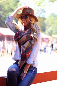 need a plaid scarf Autumn Holiday, Mode Shoes, Ray Ban Wayfarer, Ray Ban Aviator, Bohol, Blanket Scarf, Mode Inspiration, Fall Winter Outfits