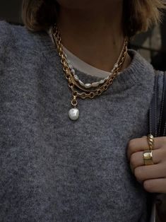 How To Layer Pearl Necklaces, How To Layer Necklaces Ideas, Stacked Necklaces Aesthetic, Old Money Jewelry Aesthetic, Statement Necklace Outfit, Pearl Necklace Outfit, Style Pearl Necklace, Autumn Layering, Autumn Accessories