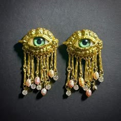 Description Absolutely fantastic surrealist style earrings featuring green realistic eyes set in a shiny gold tone setting, with a golden fringe ending in light pink faux pearls and rhinestones dangling underneath. ✔ Stud closure✔ High quality - delicate yet sturdy✔ Materials: zinc alloy, faux pearl, rhinestones✔ Length 5.5 cm/2.2 inches Shipping • Free shipping worldwide• Tracking included• EUROPE: approx. 4-7 business days• NORTH AMERICA: approx. 6-9 business days Nordic Noir, Realistic Eyes, Gold Fringe, Tassel Jewelry, Pearl Jewellery, Baroque Style, Eye Earrings, Trendy Earrings, French Decor