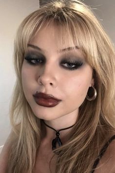 For today's post, I've gathered up some of my favorite alternative makeup looks inspired by grunge, metal and pop-rock movements. Grunge Makeup Looks, 90s Grunge Makeup, Goth Eye Makeup, 90s Makeup Look, Rock Makeup, Dark Makeup Looks, Festival Make Up, Concert Makeup, Punk Makeup