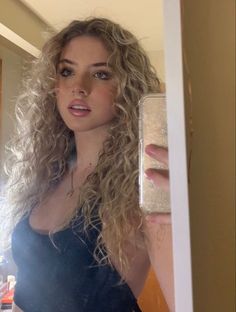 Long Blonde Curly Hair, Blonde With Blue Eyes, Hannah Grace, Dark Eyebrows, Blonde Hair Brown Eyes, Blonde Wavy Hair, Blonde Curly Hair, Blonde Hair Girl, Blonde Curls