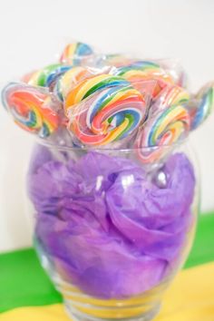 there are many lollipops in the glass vase