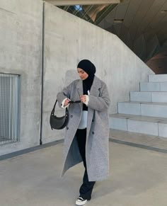 Hijabi Travel Outfit Winter, Light Grey Coat Outfit, Modest Outfits Muslim, Girls Winter Outfits, Oversized Coats, Winter Travel Outfit, Modest Fashion Hijab