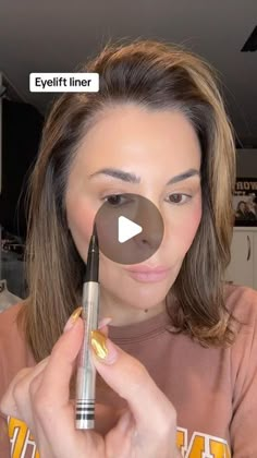 Erica Taylor | Eyelift eyeliner #eyeliner #eyelining #eyelinertutorial #eyelinerhacks #makeupover40 #over40 #eyelift #matureskinmakeup #makeupartist... | Instagram Easy Cat Eyeliner, Erica Taylor, Eyeliner Over 40 For Women, Simple Eyeliner Looks, Eyeliner Hacks, Neutral Eye Makeup, Facial Tips, 50 Makeup, Makeup Charts