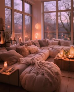 Bookshelves Aesthetic Living Room, Comfy Couch Aesthetic, Cozy Living Rooms Aesthetic, Bedroom Inspirations Cozy Warm, Home Inspiration Bedroom, Appartement Aesthetic, Aesthetic Living Room Ideas, Cozy Modern Home, Dreamy Living Room