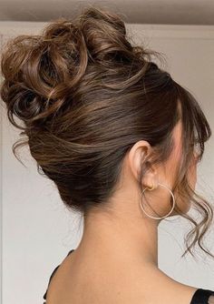 easy cute hairstyle for short hair-prom hairstyle Womens Long Hair Styles, Semi Hairstyles, Messy Top Bun, Debs Hair, Deb Hair, Guard Hair, Up Dos For Prom, Top Bun, Formal Hair