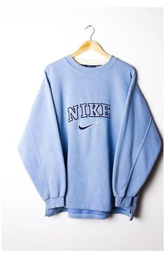 Vintage Nike Sweatshirt, Trendy Hoodies, Shirt Refashion, Cute Lazy Outfits, Nike Sweatshirt, Lazy Outfits, Sweatshirt Outfit, Nike Sweatshirts, Sweatshirt Women