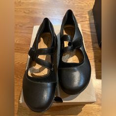 Never Worn Clark’s Flats. Leather. Thrift Bundle, Womens Clarks, Flat Color, Clarks Shoes, Flat Shoes Women, Loafer Flats, Fashion Shoes, Fashion Show, Loafers