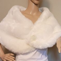 a mannequin wearing a white fur stoler