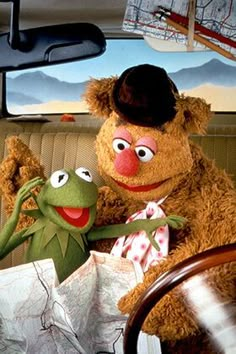 kermie and miss piggy in the back seat of a car