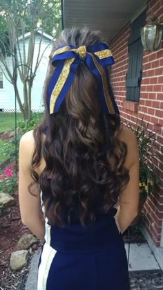 The Best Hairstyles for Cheerleading - NUTRI RUN CLUB Cheer Hairstyles With Bows Half Up, Hairstyles For Cheerleading, Cute Cheer Hairstyles With Bow, Cheer Makeup, American Foods, Run Club, Softball Hairstyles