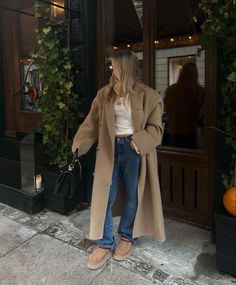 Lawyer Girl, Uggs Tasman, Amsterdam Outfit, Long Coat Outfit, Winter Mode Outfits, London Dreams, Cute Thanksgiving Outfits