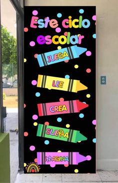 a door with colorful crayons on it and the words este ciclo escolar