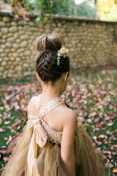 40 fotos de penteado para daminha que são de arrancar suspiros Wedding Hairstyles For Girls, Hairstyles For Gowns, Flowers In Her Hair, Wedding With Kids, Wedding Hair And Makeup