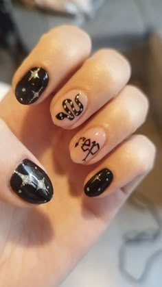 Black Reputation Nails, Rep Era Taylor Swift Nails, Taylor Swift Reputation Nail Art, Rep Era Nails, Taylor Reputation Nails, Reputation Themed Nails, Easy Taylor Swift Nails, Eras Tour Nails Reputation, Reputation Nail Ideas