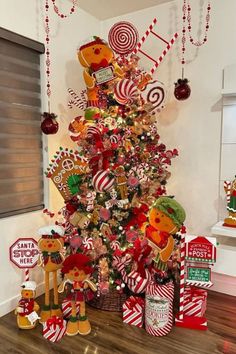 28 Beautiful & Creative Christmas Tree Ideas to Try in 2024 Fun Christmas Trees Ideas, Kids Christmas Tree Themes, Fun Christmas Trees, Themed Christmas Tree Ideas, Butterfly Christmas Tree, Creative Christmas Tree Ideas, Cute Christmas Trees, Themed Christmas Trees, Food Decoration Ideas