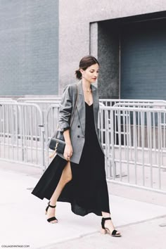 Vestido Maxi Blazer, Blazer Street Style, New York Fashion Week Street Style, Dress Appropriately, Elegante Casual, Long Blazer, Spring Street Style, Grey Blazer, Long Black Dress