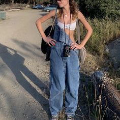 Summer Style Aesthetic Vintage, Ideas Summer Outfit, Overalls And Tank Top Outfit, Overalls Outfit Y2k, Overalls And Bikinis, Big Overalls Outfit, Beach Clothing Aesthetic, Overalls Summer Outfit, Comfy Overalls Outfit