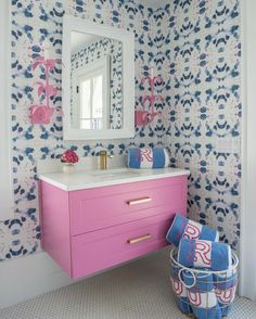 Wallpaper Pink Flower Bathroom, Kerri Rosenthal, Bathroom Addition, College House, Preppy Room, Bathroom Inspiration Decor, Girls Bathroom, Dream House Interior, House Bathroom