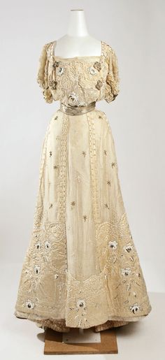 Jeanne Hallée | Evening dress | French | The Metropolitan Museum of Art Silk Evening Dress, Pretty Clothes