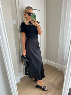 Style Black Skirt Summer, Black Silk Slip Skirt Outfit, Nyc Daytime Outfits, Maxi Black Satin Skirt Outfit, Black And White Capsule Wardrobe, White Capsule Wardrobe, Silk Maxi Skirt Outfit, Satin Skirt Outfit Summer, Satin Skirt Outfit Classy