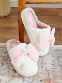 sneakers shoes Cute Pink Slippers, Pink Slippers Aesthetic, Pink Gifts Aesthetic, Clothes With Bows, Sleep Shoes, Aesthetic Slippers, Bow Things, Coquette Slippers, White Dress Boots