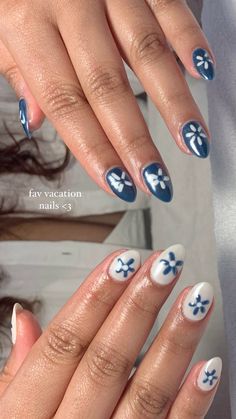 September Nail Ideas Blue, Cute Nails Dark Blue, Nail Art On Blue Nails, Blue Natural Nail Designs, Beachy Fall Nails, Blue Nails Ideas Design, Navy Design Nails, New England Nails, Simple Ocean Nails