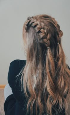 Brunette wavy mid length plaits Cute Hairstyles For Homecoming, Post Workout Hair, Cute Ponytail Hairstyles, Curly Hair Braids, Cute Ponytails, Wedding Hair Down, Short Hairstyle