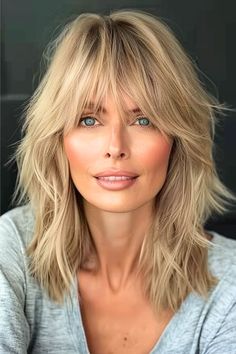 Tousled Shag with Bangs Hairstyle for Women Over 50. Choppy Wavy Hairstyles, Shoulder Length Shag Hairstyles, Shag Hairstyles For Fine Hair, Haircut Ideas Brown Hair, Shaggy Haircut, Glass Showers, Medium Shag Hairstyles, Medium Shag, Rocker Hair