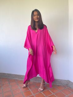 Dive into a world of vibrant color with our solid color kaftan. Crafted with meticulous care and attention, these kaftans offer a burst of style and creativity. Whether you're lounging at home, heading to the beach, or stepping out for an evening on the town, our rich dye color kaftan is the perfect choice to make a bold and unforgettable fashion statement. Kaftan Dress Modern, Simple Kaftan, Kaftan Pattern, Kaftan Designs, Kaftan Style, Kris Jenner, Modern Dress, Stepping Out, Kaftan Dress