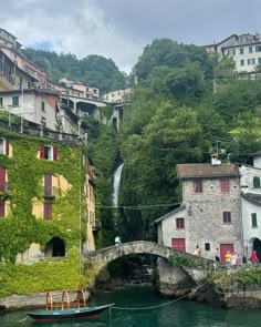 Lake como Lake Como Spring, Lake Como Food, Lake Como Winter, Lake Como Boat Aesthetic, Italy Lake Aesthetic, Lake Como Bridge, Bellagio Italy Lake Como, Lake Garden, Lake Como Italy