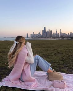 Picnic Winter Outfit, Cute Picnic Outfits Winter, Jacquemus Scarf Outfit, Winter Picnic Outfit, Ootd Picnic, Pink Scarf Outfit, Picknick Outfits, Chilly Fits, Pink Fall Outfits