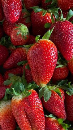 a pile of ripe strawberries sitting on top of each other