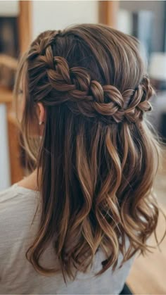 Wedding Braid Hairstyles Medium Hair, Beautiful Hairstyles For Prom, Braid Hairdo For Short Hair, Hairstyles For Short Hair For Wedding Bridesmaid, Cute Hairstyles For Short Hair Wedding, Formal Curly Hairstyles With Bangs, Wedding Braid Hairstyles Short Hair, Hairstyles On Maxi, Hairstyle For Function For Women