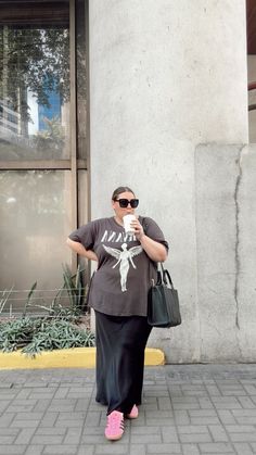 Maxi Skirt And T Shirt Outfit, Gazelle Skirt Outfit, Street Style Plus Size Summer, Plus Size Satin Skirt Outfit, Summer Outfits 2024 Plus Size, Satin Skirt Plus Size, Chunky Sandals Outfit Street Style, Plus Size Maxi Skirt Outfit, Satin Skirt Outfit Casual